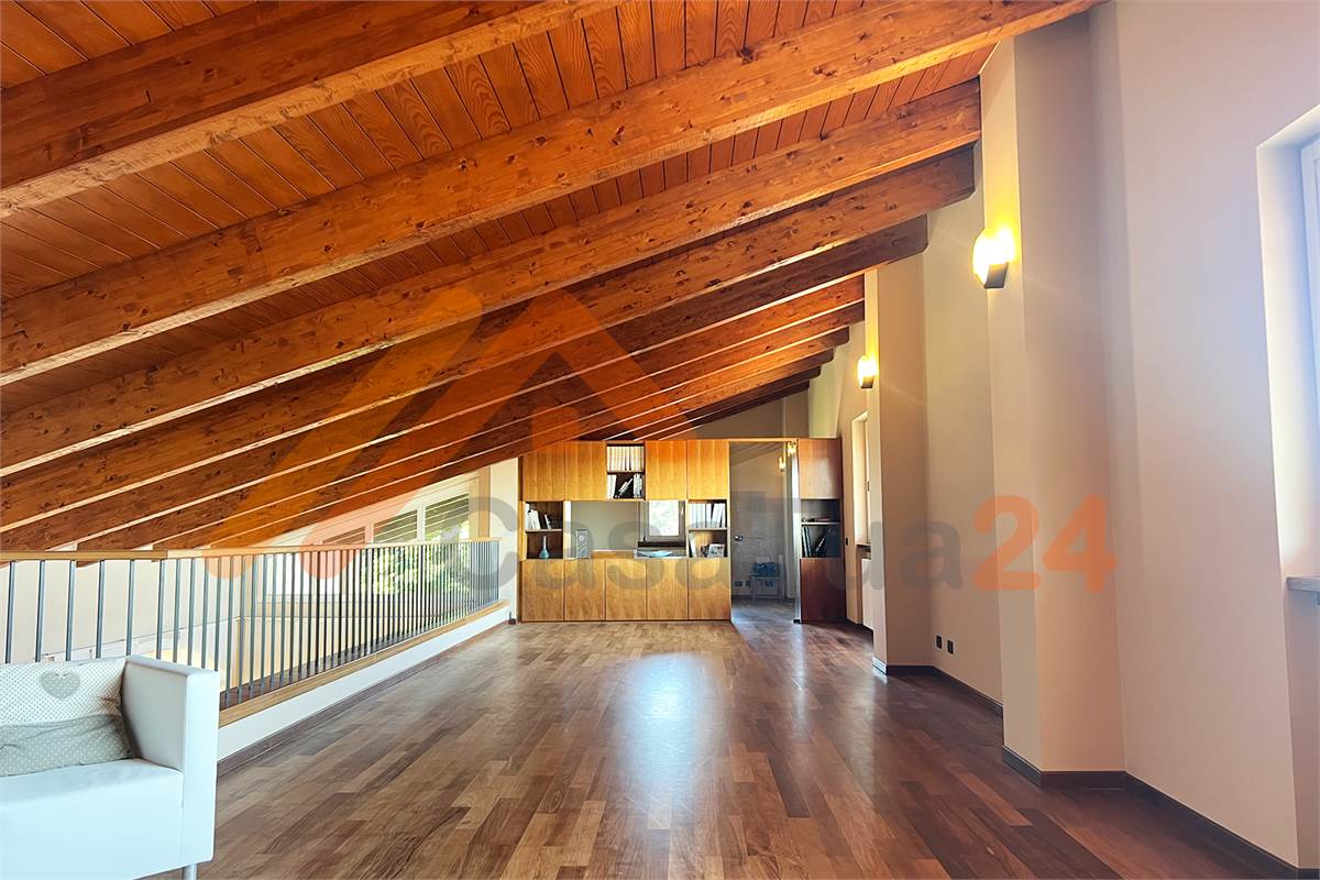 Casale con giardino privato e box