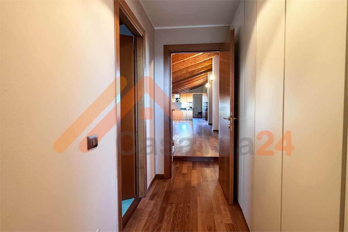 Casale con giardino privato e box