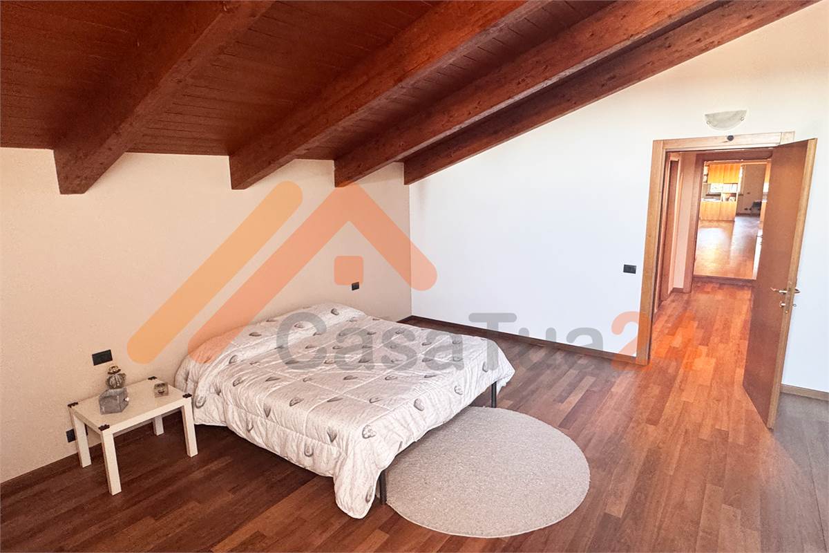 Casale con giardino privato e box