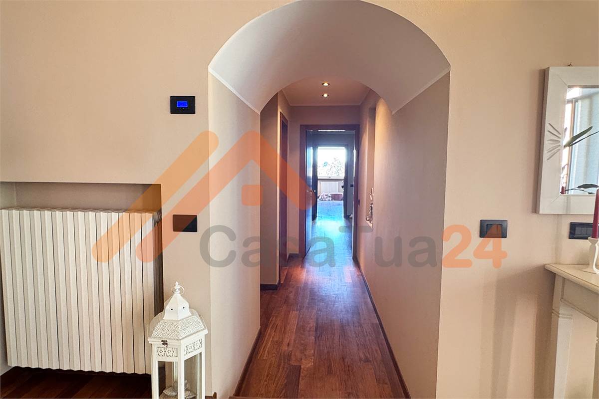 Casale con giardino privato e box