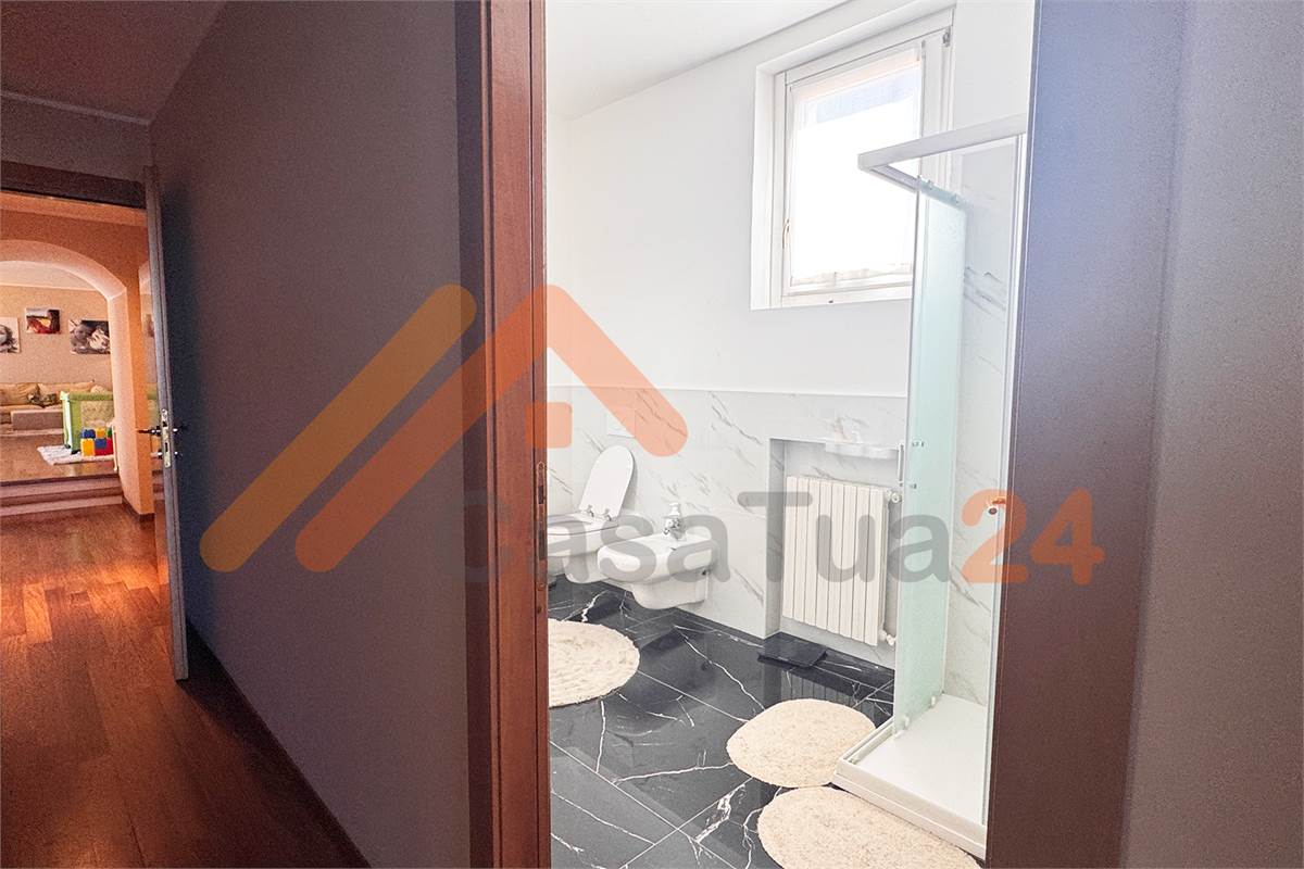 Casale con giardino privato e box