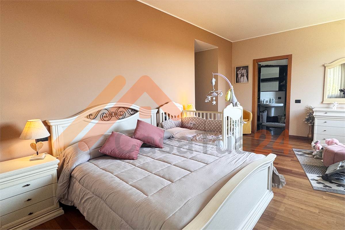 Casale con giardino privato e box