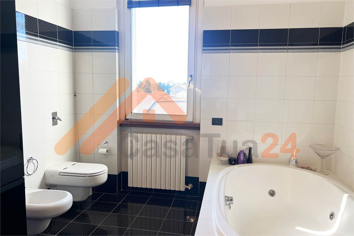 Casale con giardino privato e box