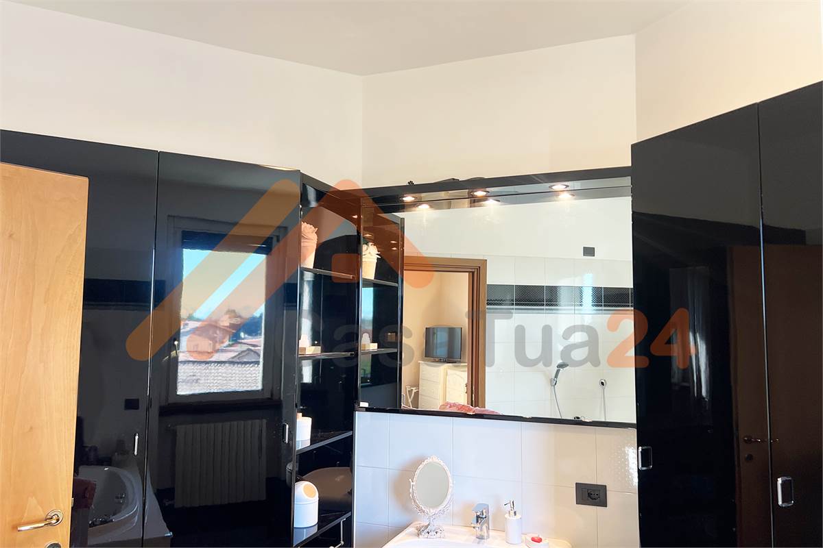 Casale con giardino privato e box