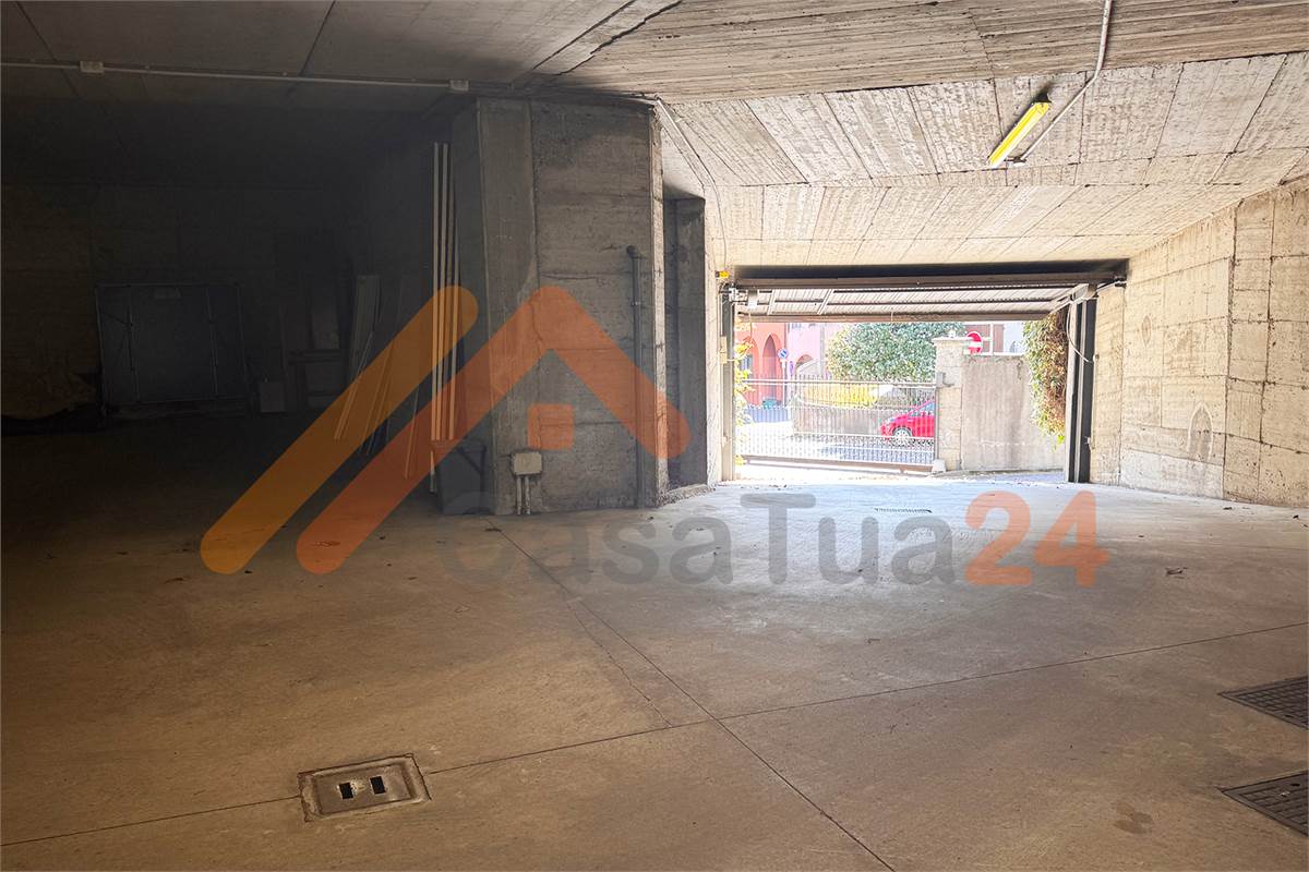 Casale con giardino privato e box