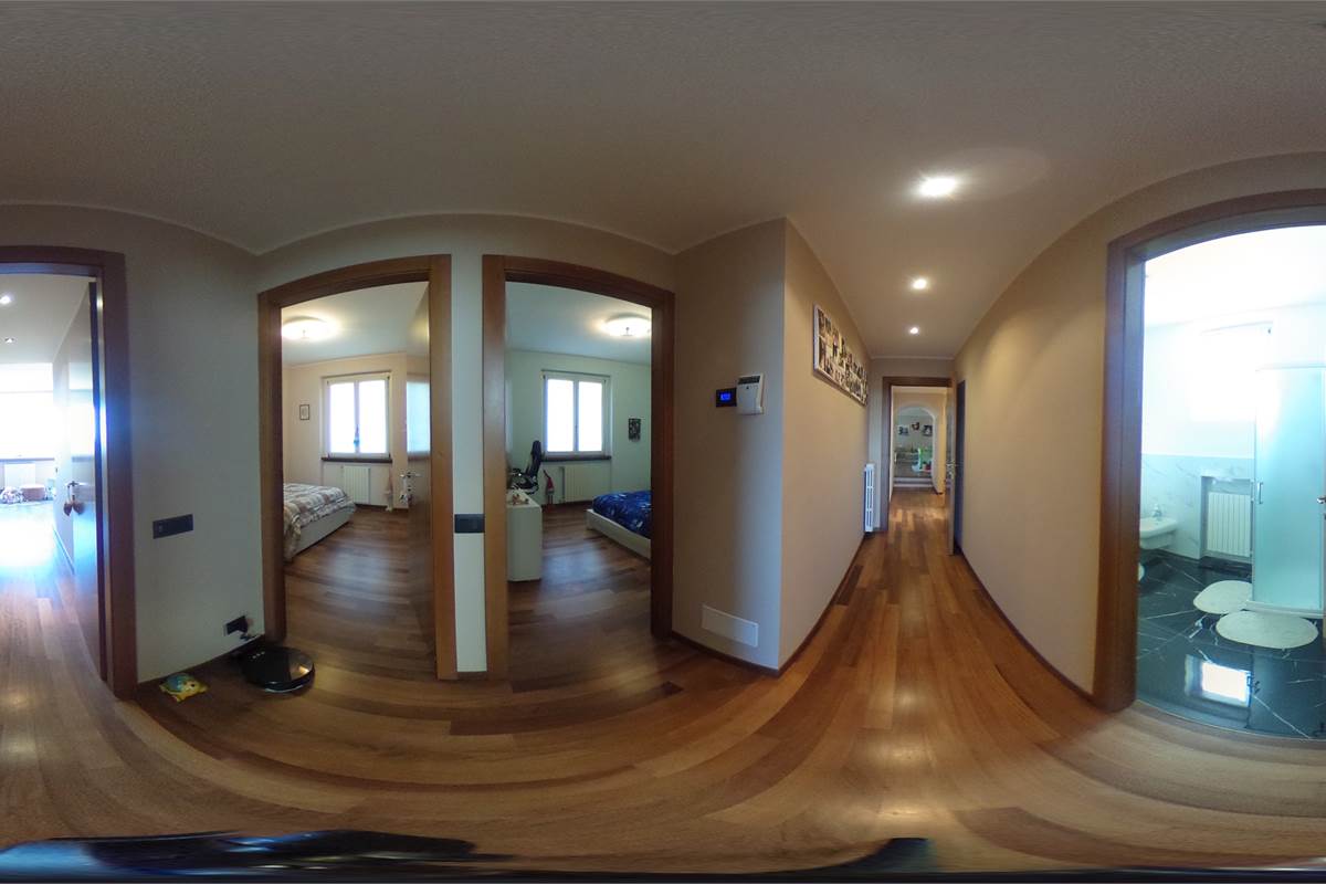 Casale con giardino privato e box