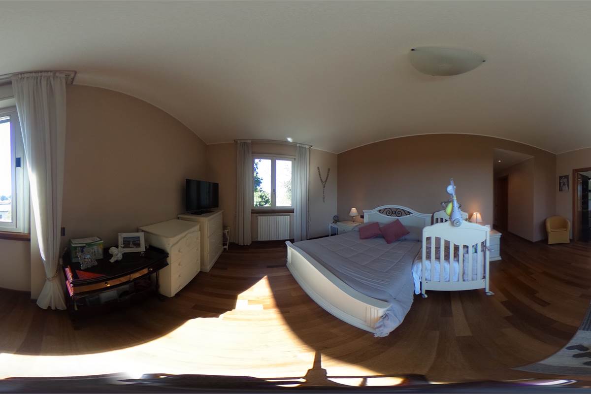 Casale con giardino privato e box