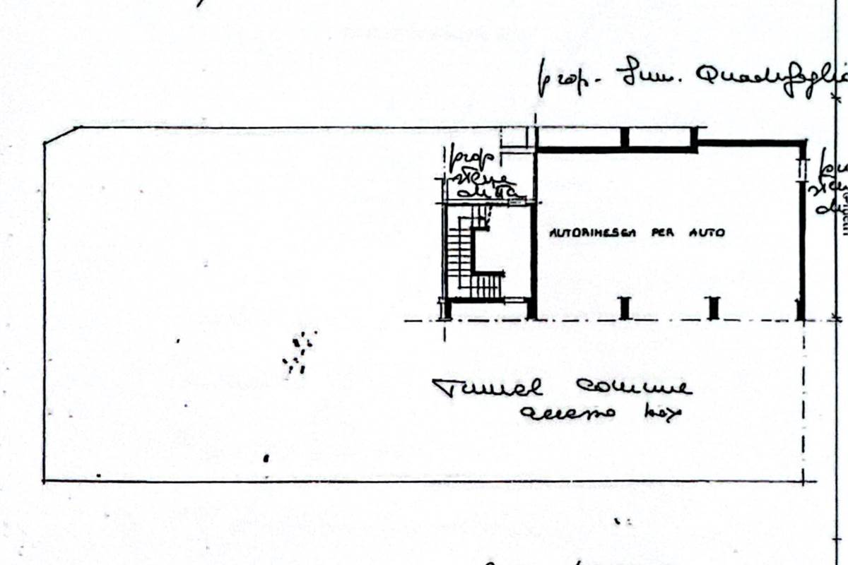 Casale con giardino privato e box