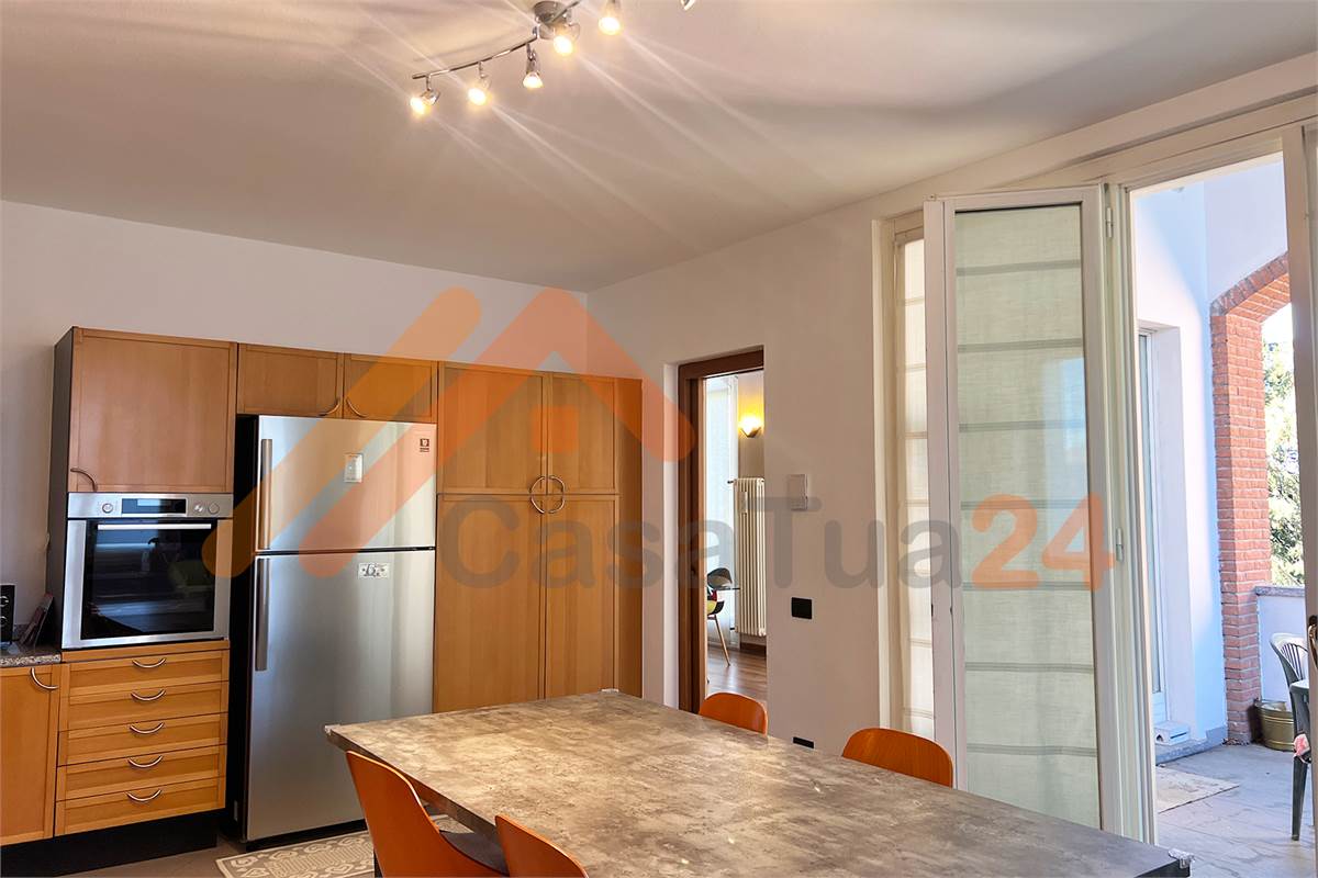 Casale con giardino privato e box