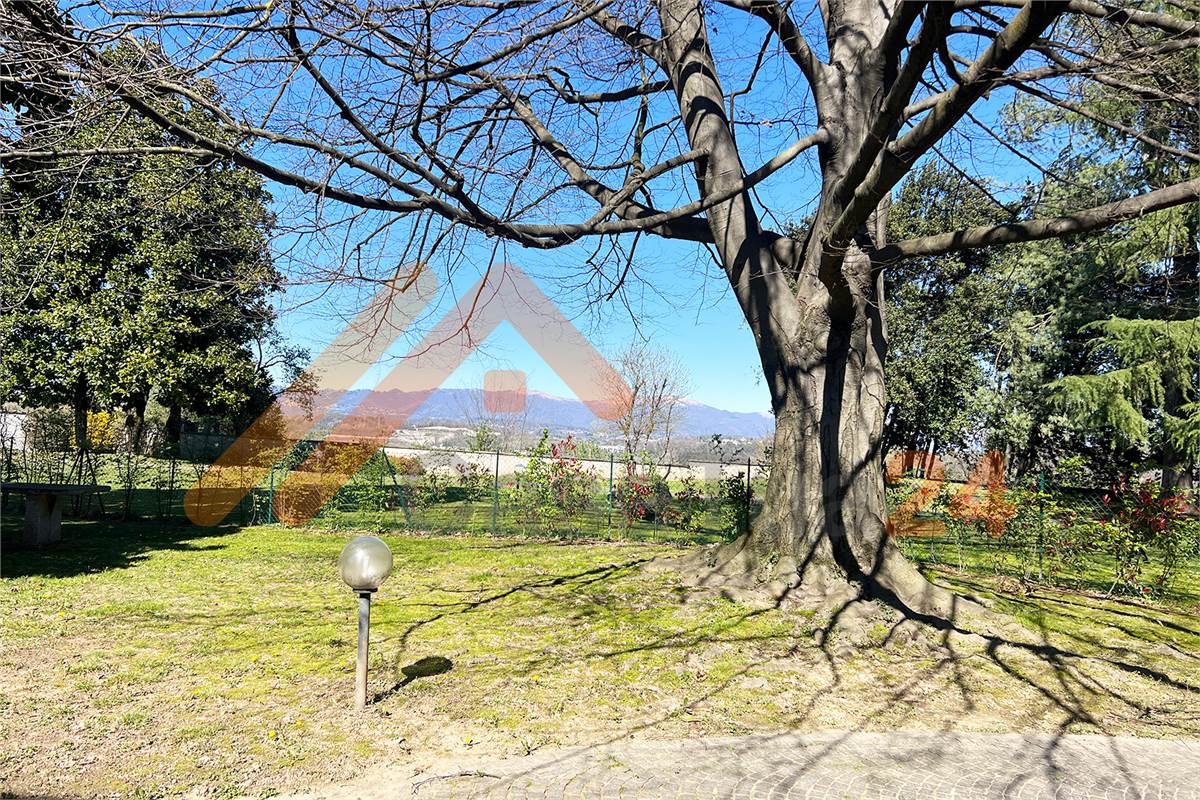 Casale con giardino privato e box