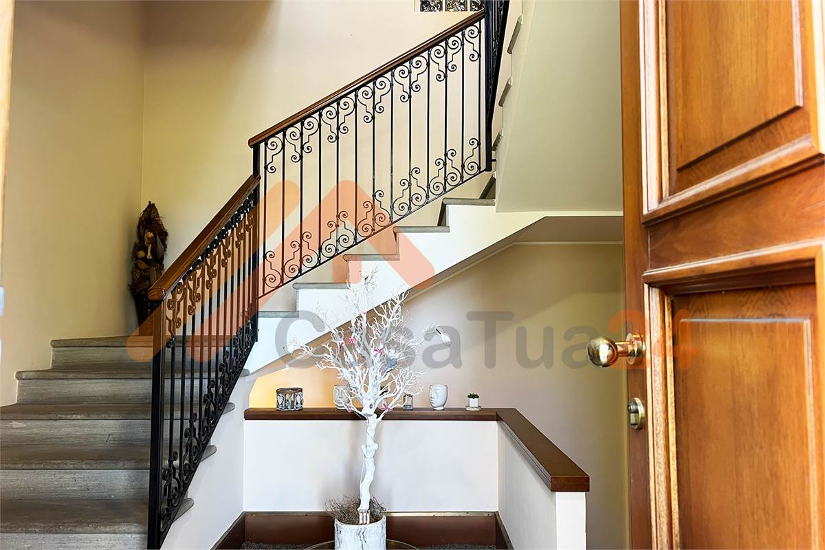 Casale con giardino privato e box