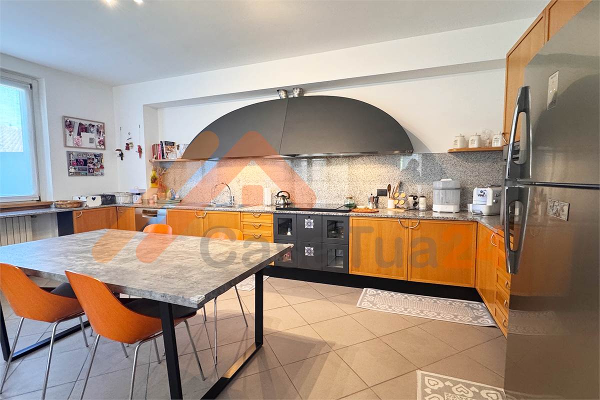 Casale con giardino privato e box