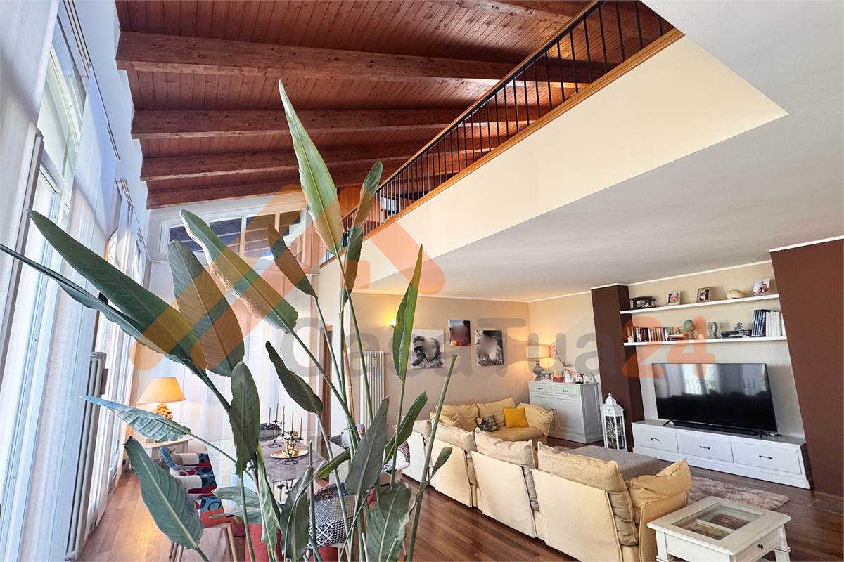 Casale con giardino privato e box