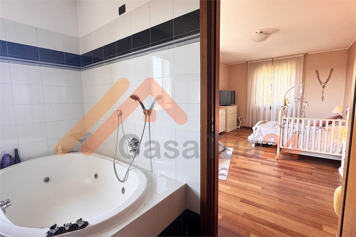 Casale con giardino privato e box