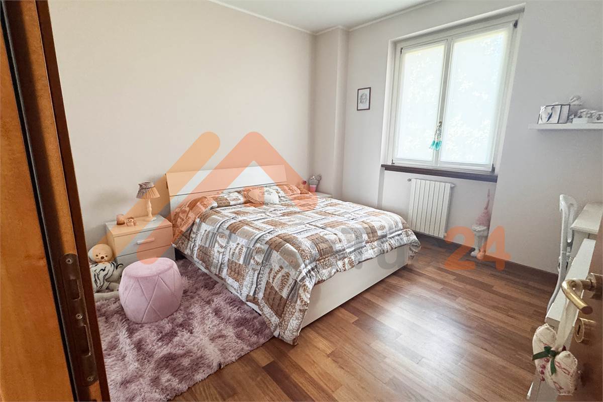 Casale con giardino privato e box