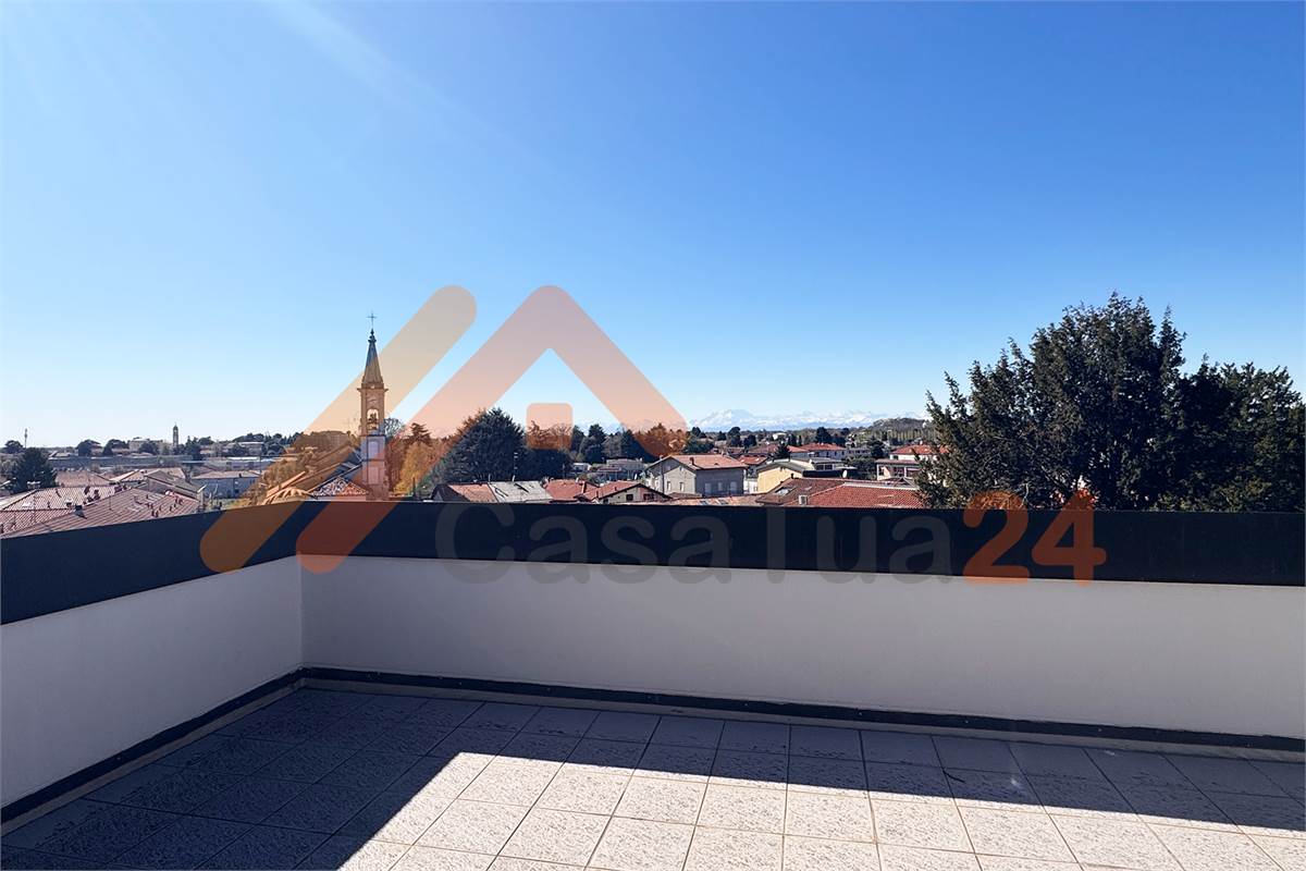 Casale con giardino privato e box