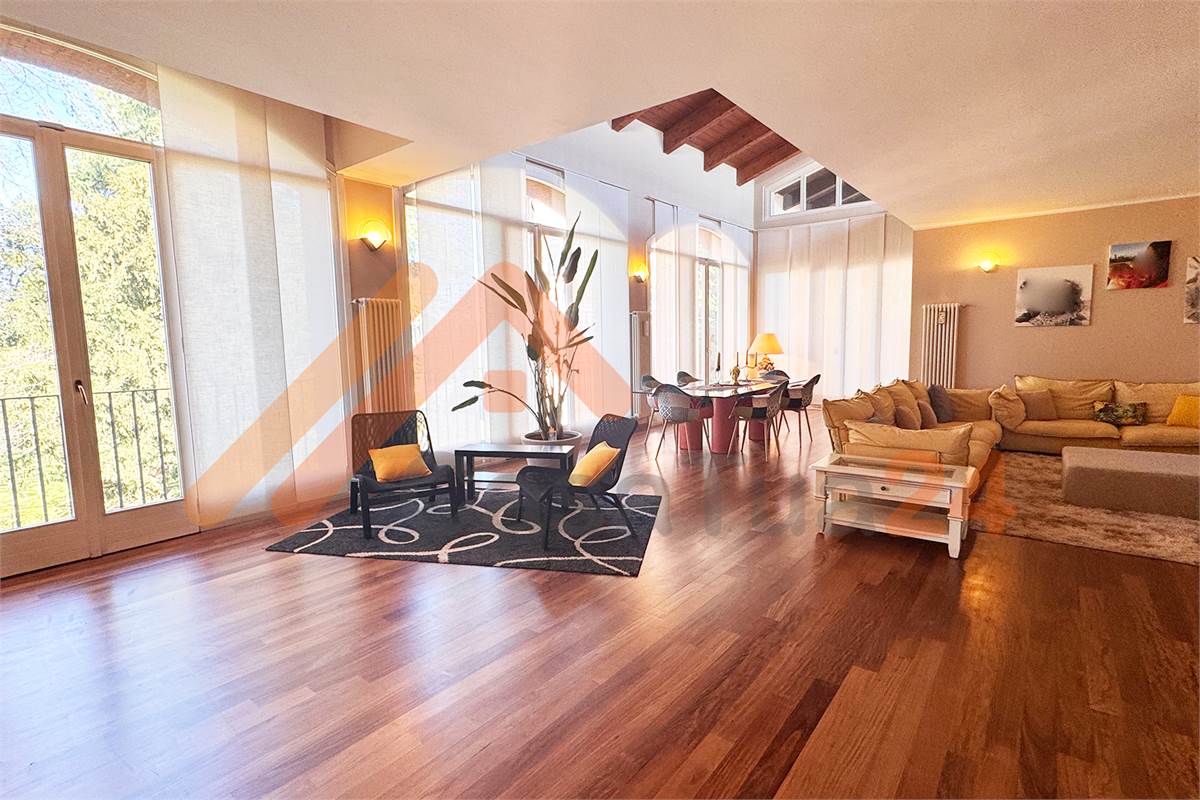 Casale con giardino privato e box