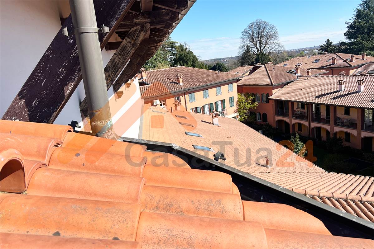 Casale con giardino privato e box