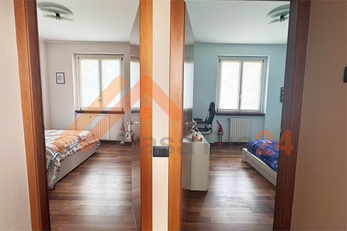 Casale con giardino privato e box