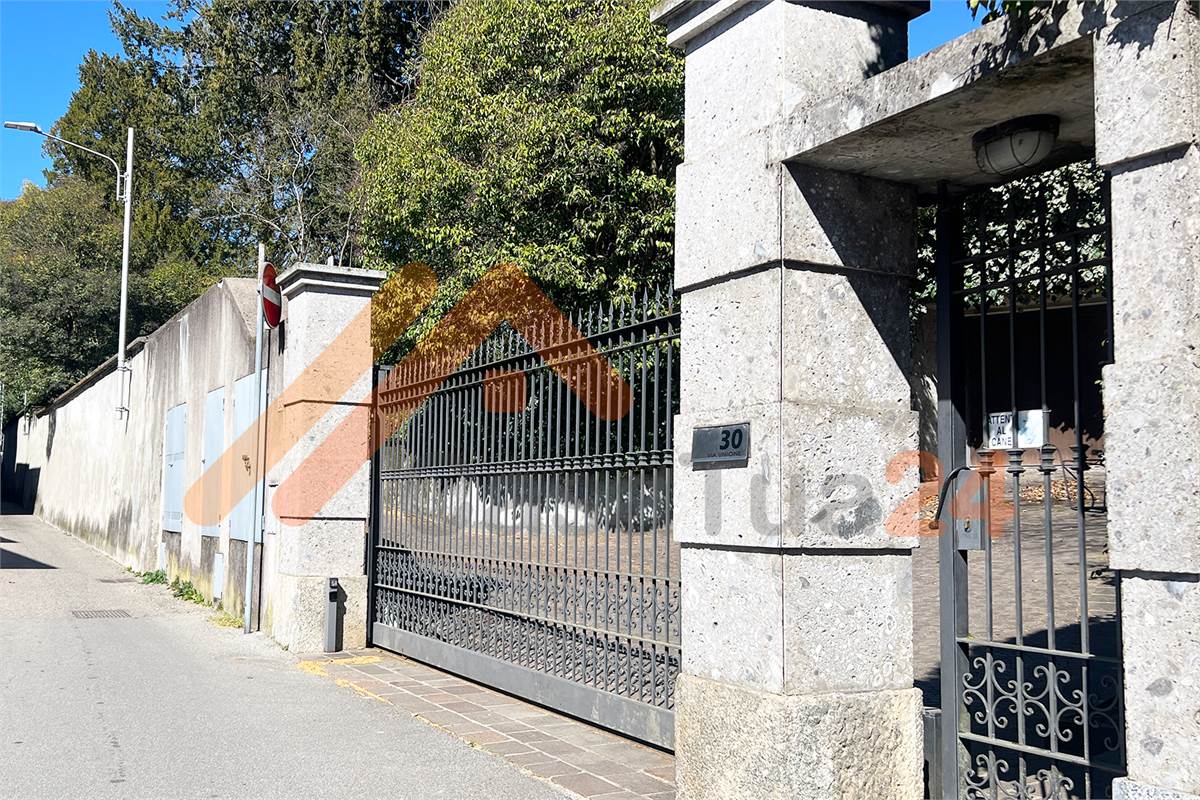 Casale con giardino privato e box