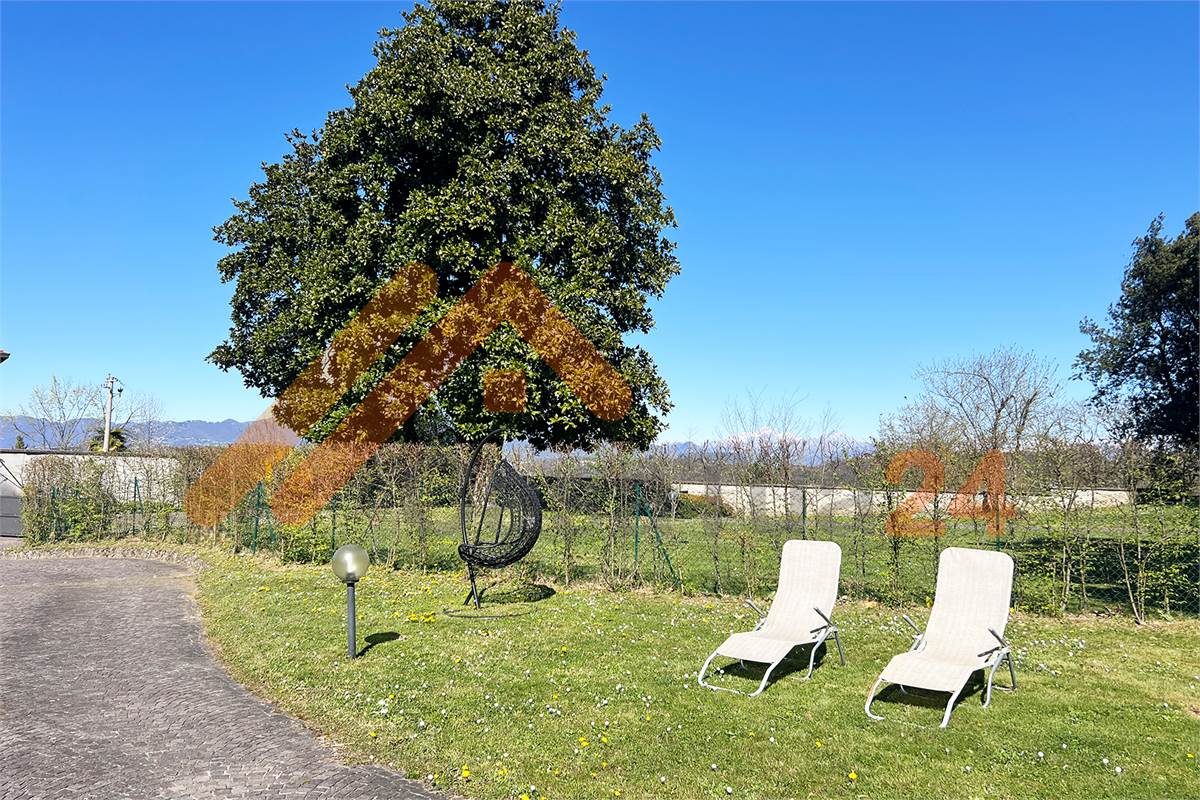 Casale con giardino privato e box