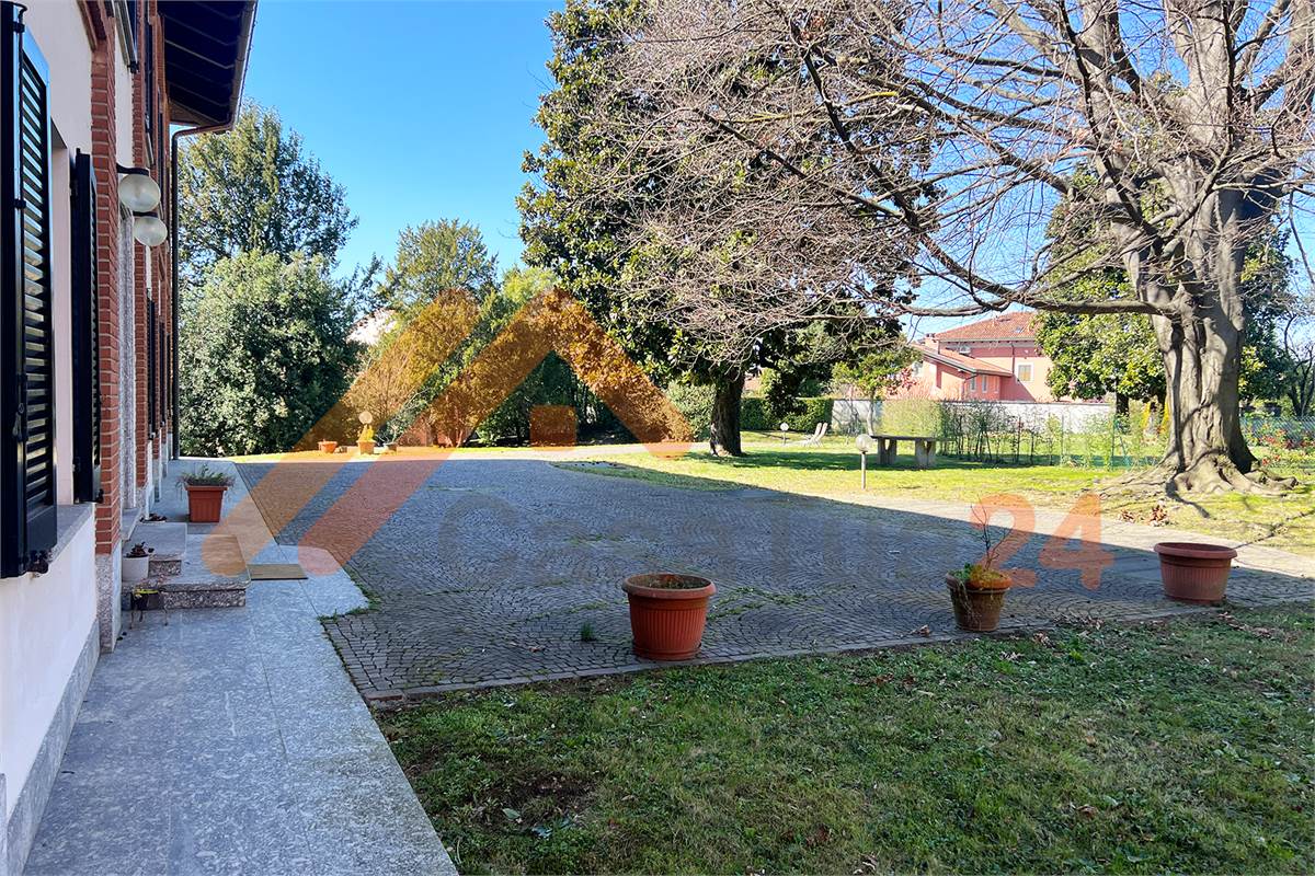 Casale con giardino privato e box