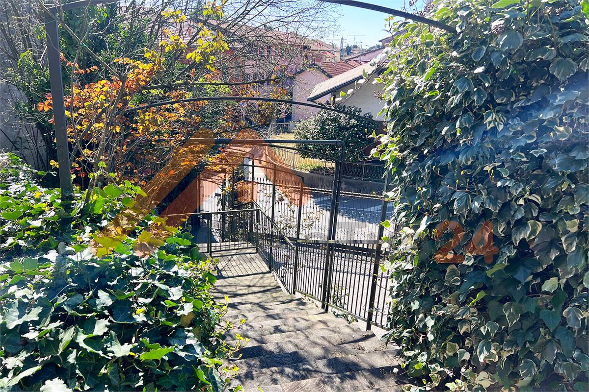 Casale con giardino privato e box