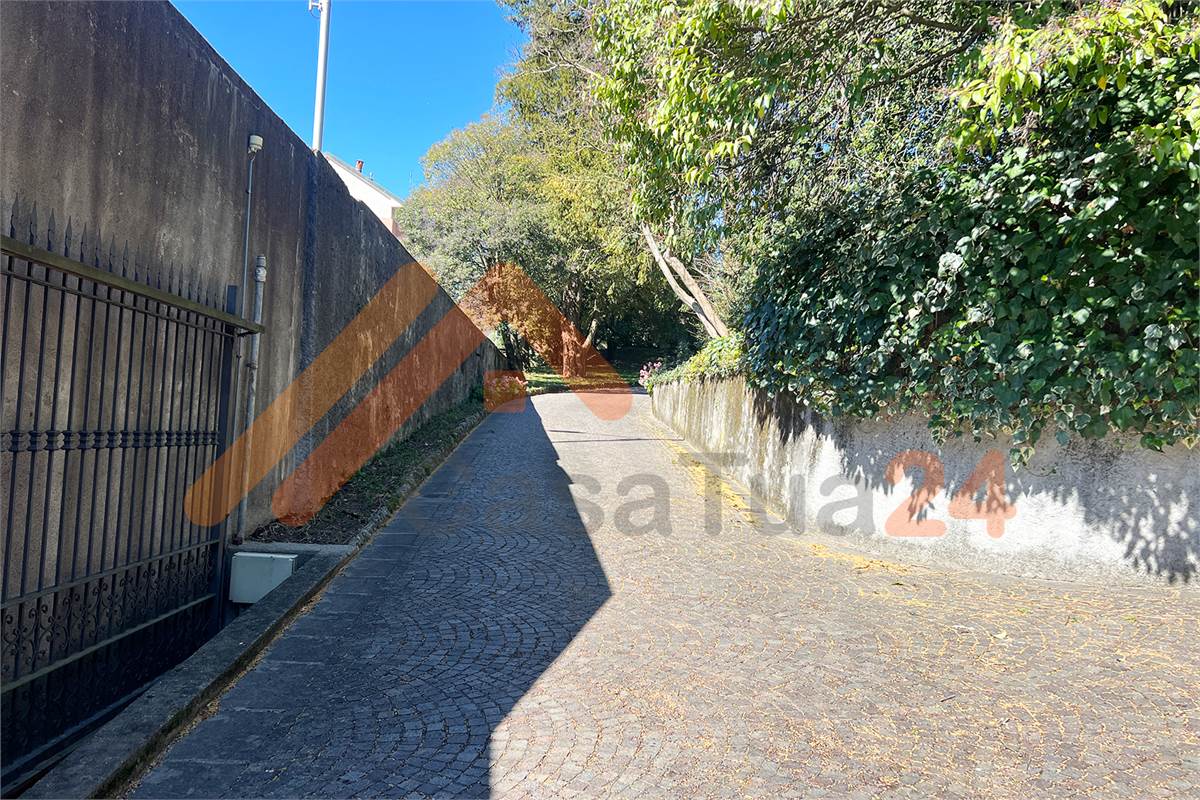 Casale con giardino privato e box