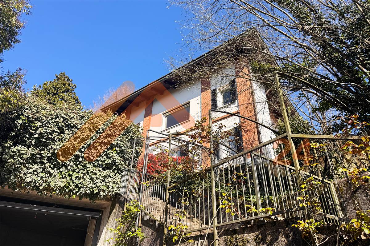 Casale con giardino privato e box