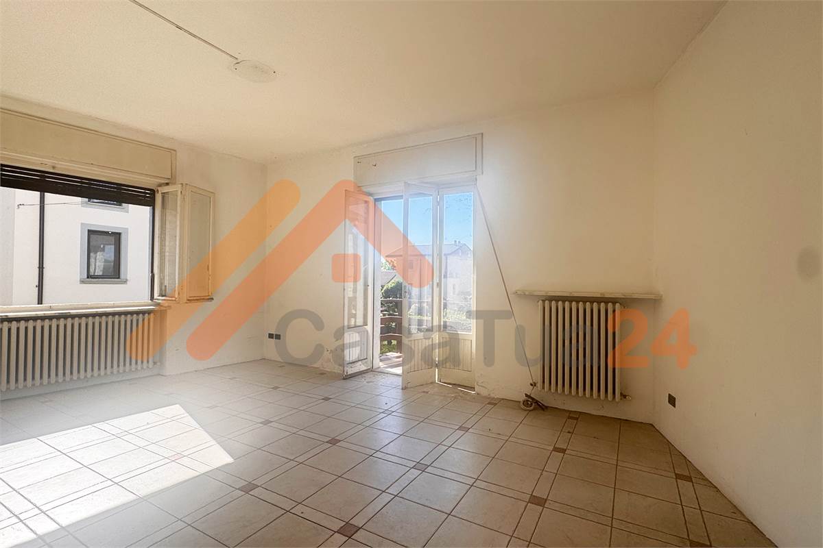 Proprietà indipendente con giardino e grande potenziale di sviluppo
