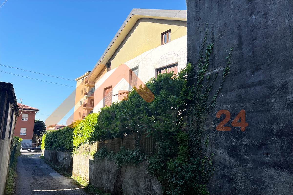 Proprietà indipendente con giardino e grande potenziale di sviluppo