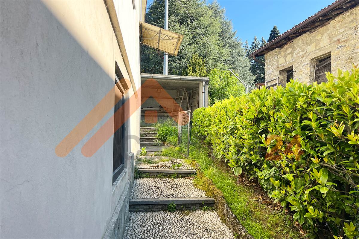 Proprietà indipendente con giardino e grande potenziale di sviluppo