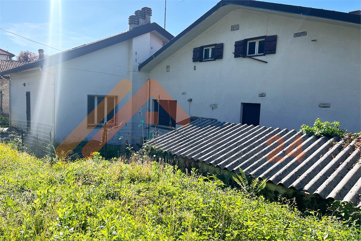 Proprietà indipendente con giardino e grande potenziale di sviluppo