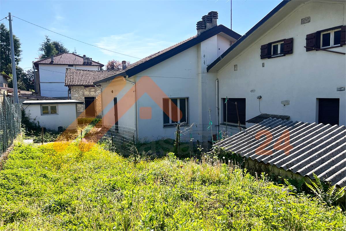 Proprietà indipendente con giardino e grande potenziale di sviluppo