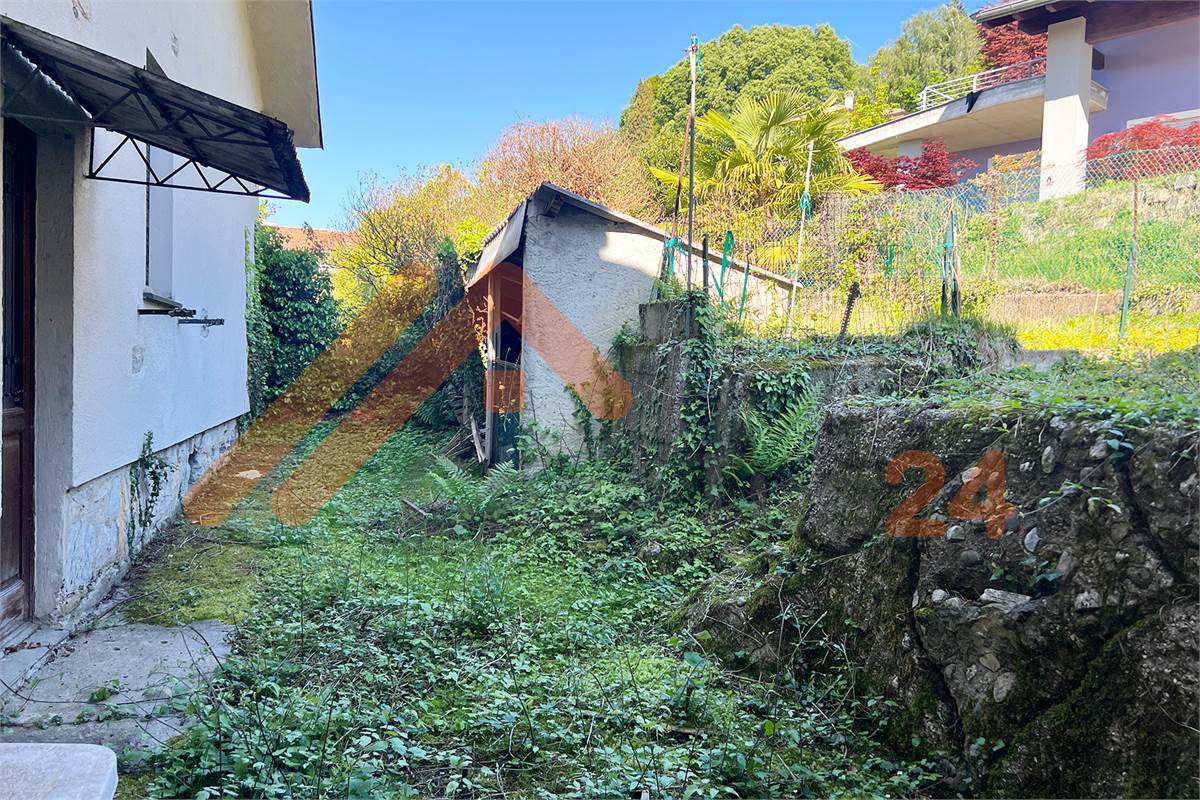 Proprietà indipendente con giardino e grande potenziale di sviluppo