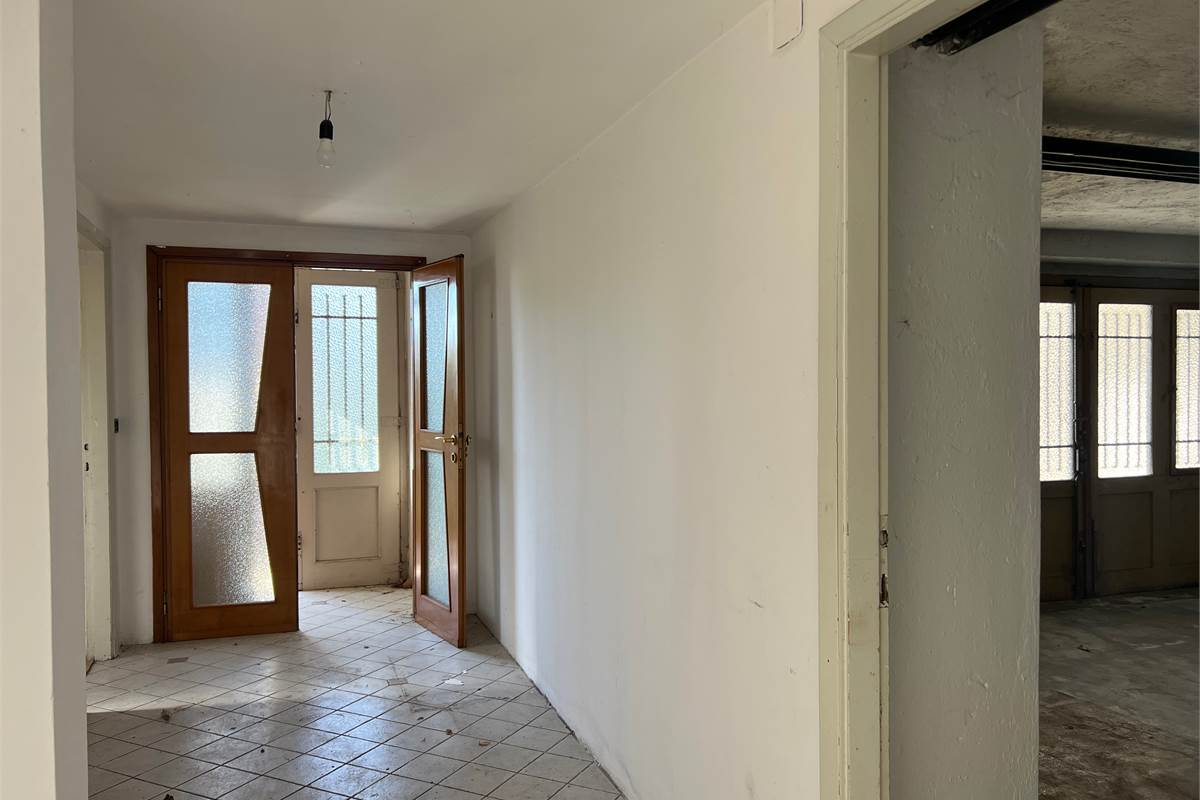 Proprietà indipendente con giardino e grande potenziale di sviluppo