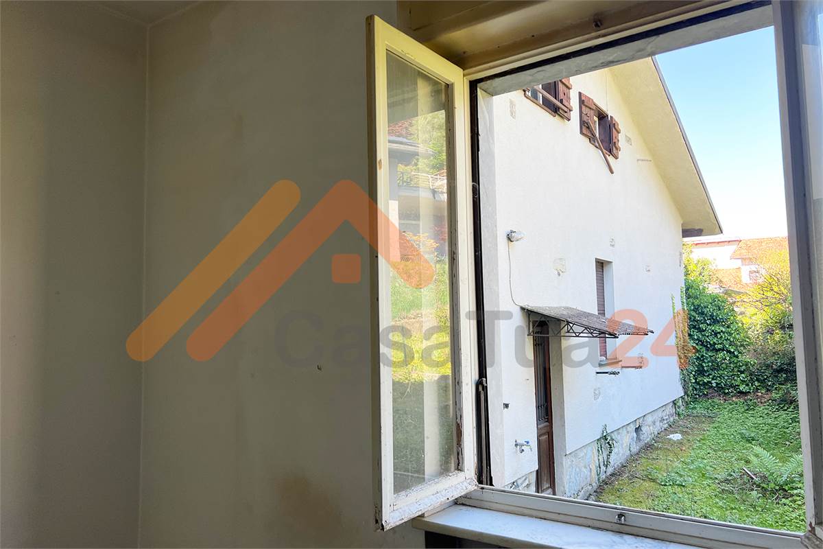 Proprietà indipendente con giardino e grande potenziale di sviluppo