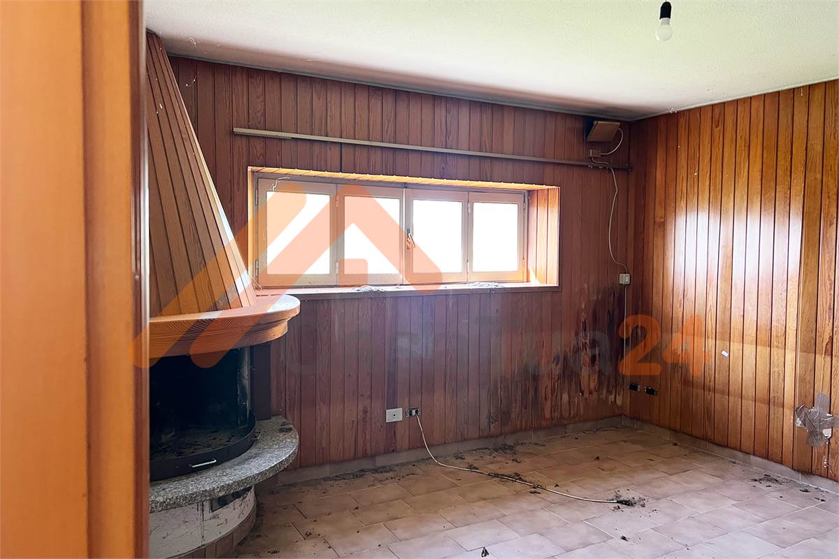 Proprietà indipendente con giardino e grande potenziale di sviluppo