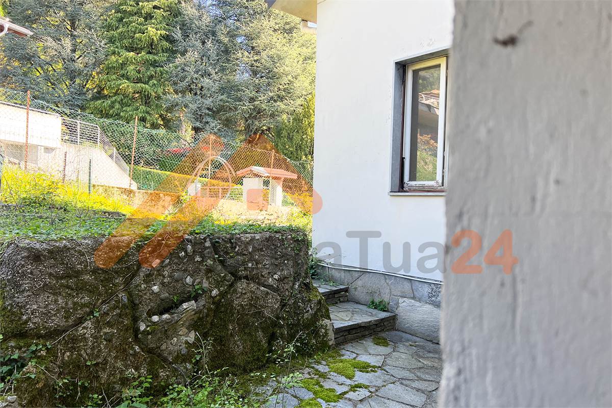 Proprietà indipendente con giardino e grande potenziale di sviluppo