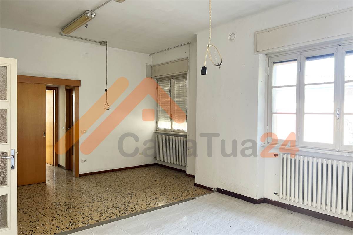 Proprietà indipendente con giardino e grande potenziale di sviluppo