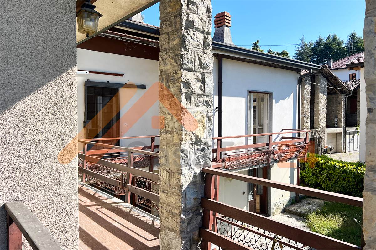 Proprietà indipendente con giardino e grande potenziale di sviluppo