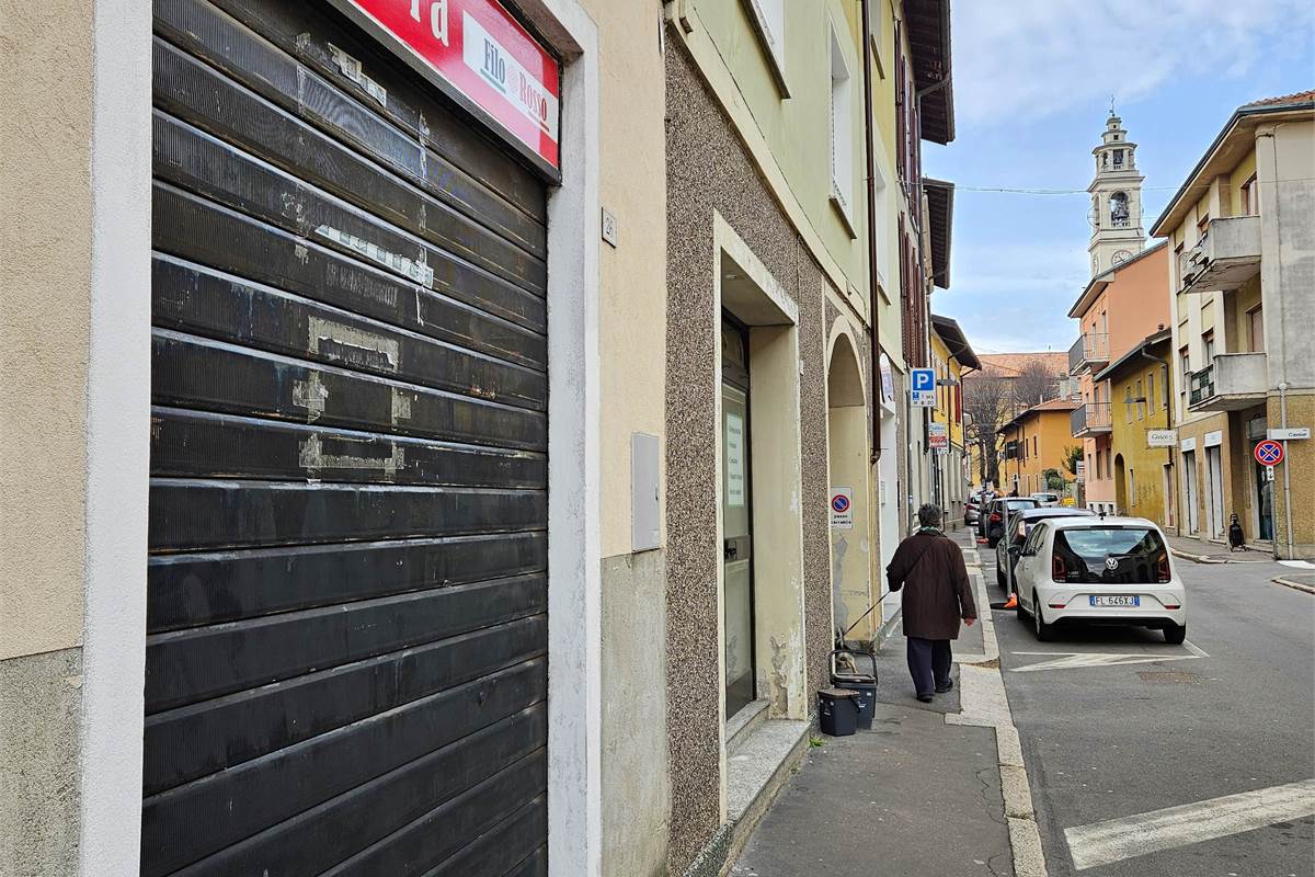 OTTIMO NEGOZIO CON VETRINA FRONTE STRADA