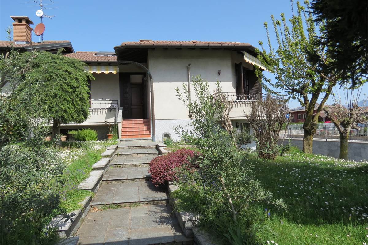 VENDITA VILLA BIFAMILIARE CON GIARDINO