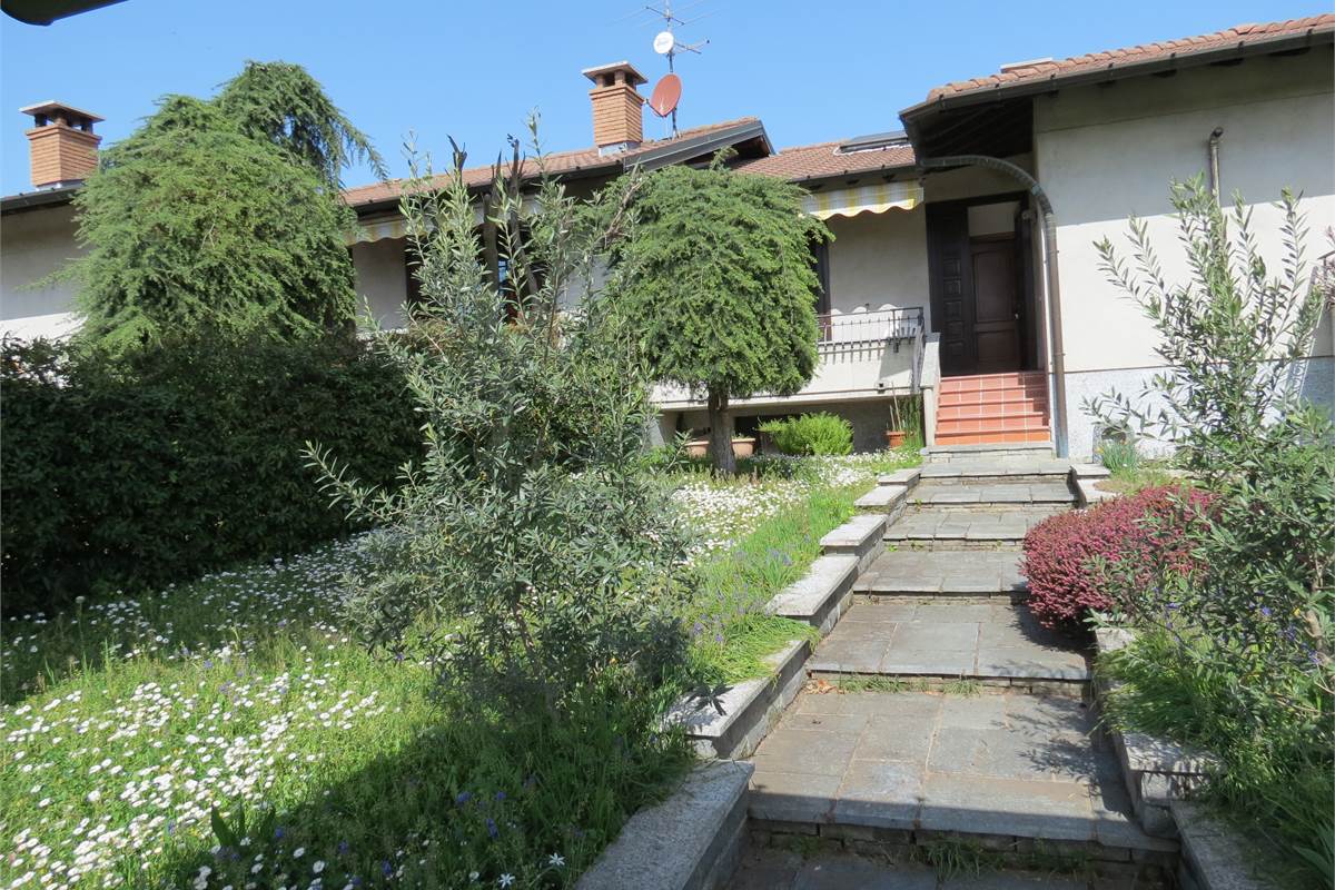 VENDITA VILLA BIFAMILIARE CON GIARDINO