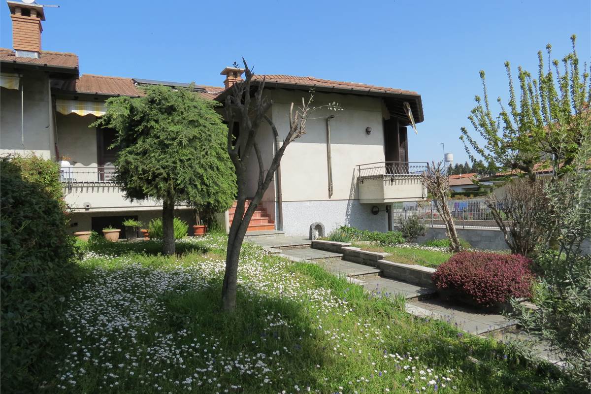 VENDITA VILLA BIFAMILIARE CON GIARDINO