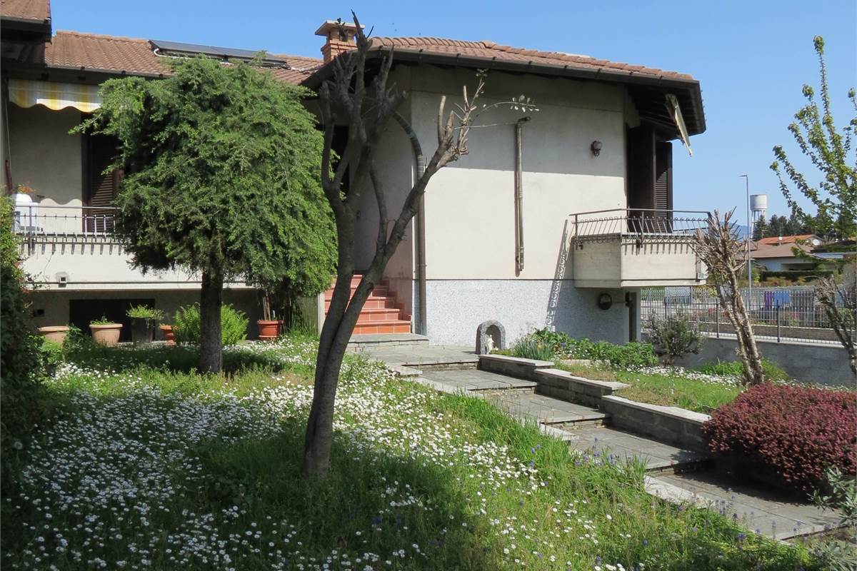 VENDITA VILLA BIFAMILIARE CON GIARDINO