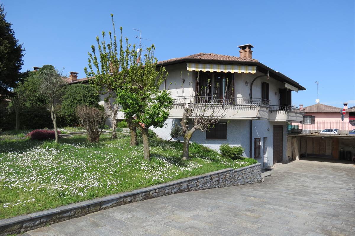 VENDITA VILLA BIFAMILIARE CON GIARDINO