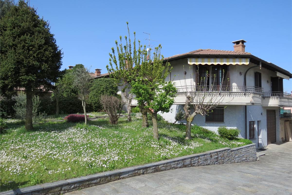 VENDITA VILLA BIFAMILIARE CON GIARDINO