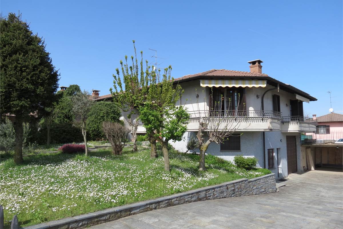 VENDITA VILLA BIFAMILIARE CON GIARDINO