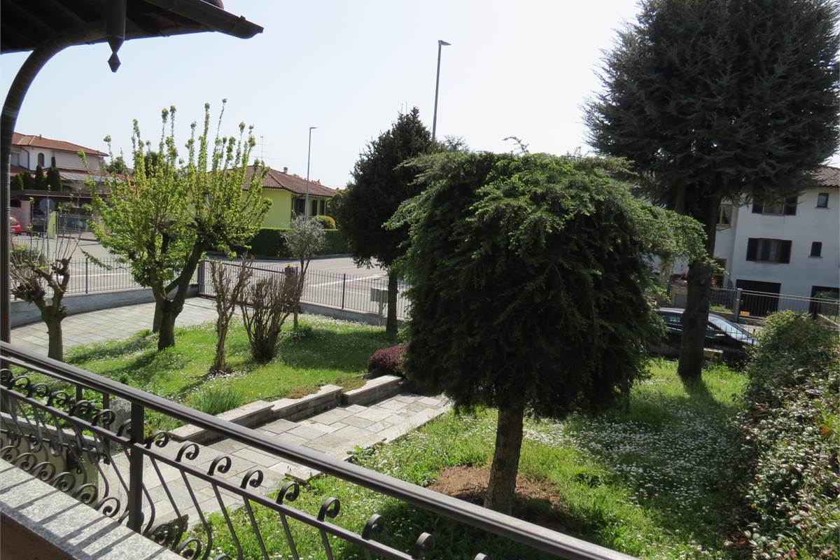 VENDITA VILLA BIFAMILIARE CON GIARDINO